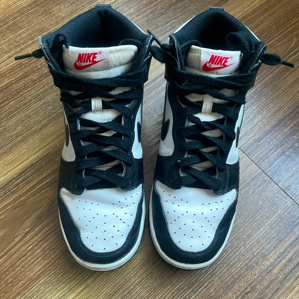 Women’s 8.5 Nike PANDA high top sneaker. Great condition!